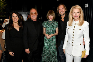 Anna+Wintour+God+Love+Deliver+Golden+Heart+aQvIxDRZJfBx.jpg