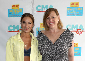 Jessie+James+Decker+Backstage+Jessie+James+LgPVq3QVMHjx.jpg