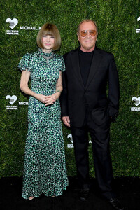 Anna+Wintour+God+Love+Deliver+Golden+Heart+9UDLImO1Dnox.jpg