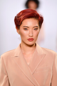 1601499298_TaorayWangS20RunwaySeptember2019NewXx4-2lteUBDx.thumb.jpg.bf255d29e53177b003d7fd688f6e6959.jpg