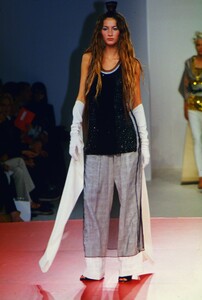 1606138256_jean-paul-gaultier-ss-1999(4).thumb.jpg.b4e93c1f9bac8995d4ea431364a9d7e7.jpg