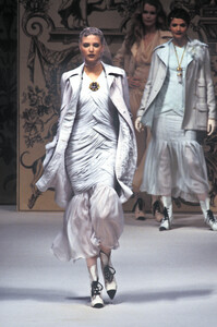 1620267945_Chanel1993HauteCouture38.thumb.jpg.d00712857f02847f354560e753177ded.jpg