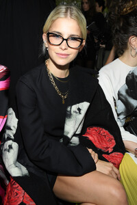 1634187845_CarolineDaurValentinoFrontRowParisFashionnT6xM1tWpu_x.thumb.jpg.0ddb16d37ff102f3f9d9bc72590f9cf5.jpg