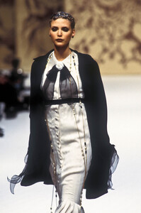 1653538268_Chanel1993HauteCouture70.thumb.jpg.406a47ac8bc4ef937c7ae64a6638cda0.jpg