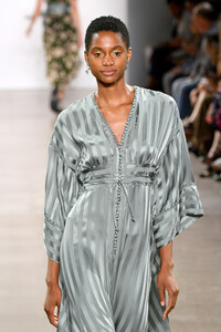 1658159172_NicoleMillerRunwaySeptember2019NewYorkxUbPHnV3Vglx.thumb.jpg.06a4124f3f348ac47e626ece25e90f20.jpg