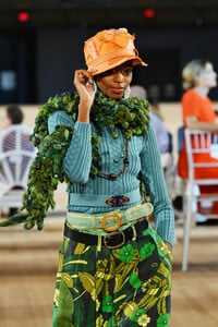 1719460_MarcJacobsSpring2020RunwayShowKhW-LL2vQddx.thumb.jpg.b1df6242f6ed23ba28403ffba9d97956.jpg