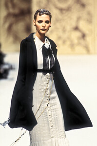 172476431_Chanel1993HauteCouture71.thumb.jpg.0f7d8c96a3c0cc4fd7eed23f7342e7da.jpg