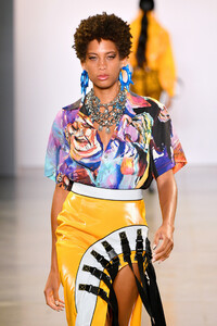 1724911630_VictoriaHayesSpringSummer2020Runwayy4QhjGO-lO3x.thumb.jpg.17a90d38f092534fb14a735adb37f990.jpg