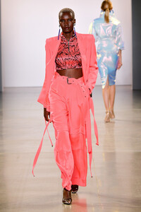 1740413212_VictoriaHayesSpringSummer2020Runwayyve2UmKzR6Hx.thumb.jpg.ba57a85b0c40ddba9f26dfb16a6a6a7c.jpg