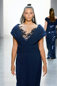 1810712167_TadashiShojiSpringSummer2020RunwayNew45cikpAKrS8x.thumb.jpg.126f96af5a94b07f22ca1766bb61ccde.jpg
