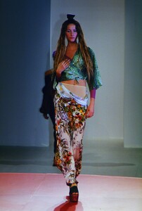 1825225870_jean-paul-gaultier-ss-1999(10).thumb.jpg.9e3faa260dbab15470f81cc69fdd6eb2.jpg