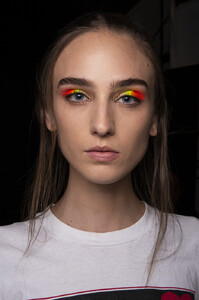 1827428789_NicoleMillerSpring2020BackstageCFVS5s-RImgx.thumb.jpg.f6c925cb6c29c37045df09b901bd9188.jpg