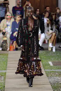 Adut+Akech+Etro+Runway+Milan+Fashion+Week+KURSXcmVvS0x.jpg