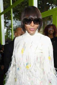 Naomi+Campbell+Valentino+Front+Row+Paris+Fashion+lmWApMeBdGZx.jpg