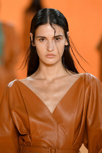 1870021343_SallyLaPointeRunwaySeptember2019NewYorkZkGcxA3A7d1x.thumb.jpg.64ac9ee9bd330454670cc6d317e9280f.jpg