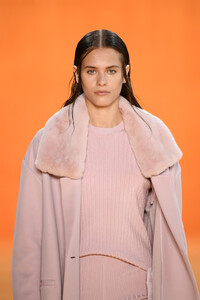 1873634898_SallyLaPointeRunwaySeptember2019NewYork7ESngQRacW8x.thumb.jpg.a197b7f37f7d11332d268567aad5076f.jpg