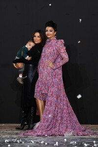 Aishwarya+Rai+Le+Defile+L+Oreal+Paris+Runway+Wr6h7MI1kdBx.jpg