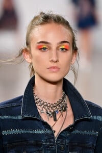 1874524443_NicoleMillerRunwaySeptember2019NewYorkCnuSIACuCRax.thumb.jpg.1cb5ee0f5729c763784d54c33f42760e.jpg