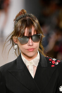 188974940_NicoleMillerRunwaySeptember2019NewYorkwcHEvnW8dBbx.thumb.jpg.4523e1c9585c25bb019e21f43667d748.jpg