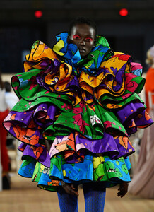 1889982732_MarcJacobsSpring2020RunwayShowWvaf7C0XvFYx.thumb.jpg.e7bd7c46e52a25d5c7e7979bba7dbf65.jpg