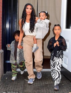 19079474-7517929-Family_support_Kim_Kardashian_was_spotted_stepping_out_with_her_-m-23_1569778948208.jpg