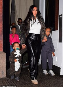 19089638-7519025-Momma_bear_The_reality_TV_star_wore_tan_boots_on_her_feet_as_she-a-13_1569807729613.jpg