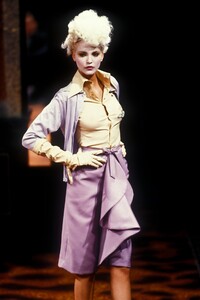 1910076398_VivienneWestwood1994WomenRTW82.thumb.jpg.18cb01ca1e2e31544a9099fdb8a0e4d1.jpg