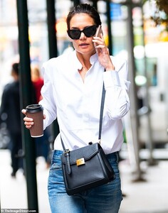 19121478-7522187-No_stress_look_Katie_accessorised_with_a_cross_body_bag_and_main-m-34_1569874257737.jpg