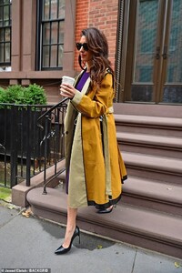19166916-7526025-The_41_year_old_teamed_dark_glasses_with_black_court_heels_and_a-a-1_1569954001136.jpg
