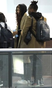 19180230-7527223-Traveling_fam_The_Shake_It_Up_star_wore_her_long_wavy_brown_lock-m-28_1569975497132.jpg