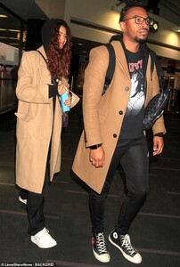 19180232-7527223-Twinsies_The_actress_and_singer_was_traveling_with_her_brother_A-m-27_1569975453607.jpg