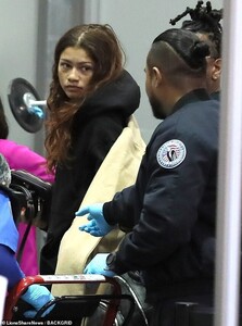 19180234-7527223-On_her_way_Zendaya_was_seen_in_a_very_casual_getup_at_Los_Angele-m-26_1569975389286.jpg