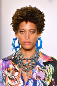 1919292736_VictoriaHayesSpringSummer2020RunwaySNBbwXvZGLvx.thumb.jpg.d2a7f7f3dcee650323f09a54ba8b34a8.jpg