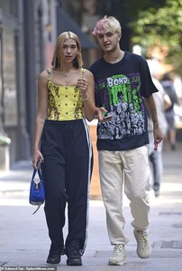 19221242-7530891-New_look_Anwar_Hadid_debuted_his_new_pink_hair_on_Wednesday_when-a-31_1570054232528.thumb.jpg.fe04b09372a231c3a6a54e1794003ab1.jpg