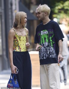 19221248-7530891-Gorgeous_Dua_stunned_in_a_form_fitting_yellow_corset_style_top_t-a-32_1570054232541.thumb.jpg.2ed6074f2048062fc66f4985de972fb3.jpg