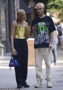19221250-7530891-Casual_and_comfortable_She_teamed_the_look_with_a_pair_of_comfor-a-33_1570054232661.thumb.jpg.d3943bbf90bf1a049290a04d7f81734d.jpg