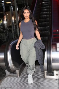 19224736-7530711-Luscious_Kim_switched_things_up_just_a_bit_and_donned_a_long_bro-a-50_1570056423714.jpg