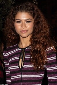 19271134-7535425-Glam_Zendaya_looked_effortlessly_gorgeous_with_light_makeup_a_nu-a-1_1570141363444.jpg