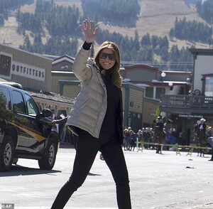 19287328-7536931-The_first_lady_49_cut_a_casual_figure_in_black_jeans_a_poloneck_-m-39_1570189658588.jpg