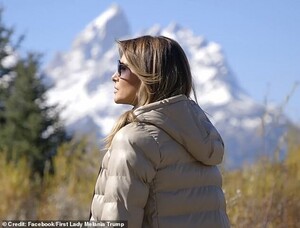 19288006-7536931-Melania_stared_thoughtfully_into_the_distance_as_she_posed_again-m-40_1570189954357.jpg