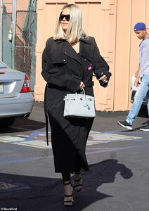 19318448-7539751-Incognito_She_stepped_out_in_an_oversized_black_duster_which_she-a-3_1570231878454.jpg