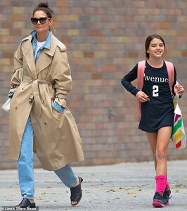 19319164-7539865-Stepping_out_Katie_Holmes_kept_the_fashion_streak_going_when_she-a-11_1570238724690.jpg