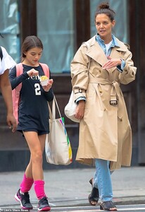 19319170-7539865-Family_time_Katie_who_shares_her_child_with_her_ex_husband_Tom_C-a-12_1570238724713.jpg