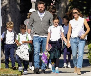 19321008-7540041-Parental_duties_On_Friday_Jennifer_Garner_and_Ben_Affleck_both_4-a-18_1570243383024.jpg