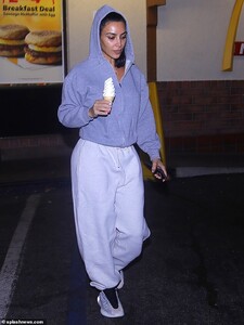19344794-7542021-She_likes_the_golden_arches_Notably_Kim_was_seen_totally_makeup_-a-66_1570336838298.jpg