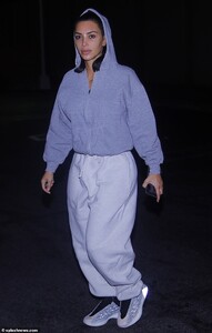 19344816-7542021-Late_night_look_Kim_Kardashian_was_spotted_on_Friday_night_in_a_-m-19_1570316032058.jpg