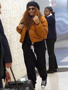 19347260-7542231-Low_key_style_Janet_had_on_a_golden_brown_down_jacket_over_a_bag-a-49_1570325132559.jpg