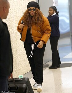 19347262-7542231-Back_in_town_Janet_Jackson_53_was_spotted_Saturday_at_JFK_airpor-a-45_1570325132131.jpg