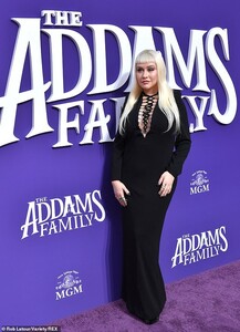 19374080-7544387-Busy_bee_Christina_Aguilera_38_walked_the_purple_carpet_at_the_p-a-3_1570404148028.thumb.jpg.a91a81ec49b8ce6ecd016f69db2d7166.jpg