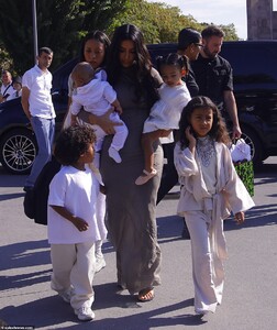 19406044-7546429-Star_Kim_rose_to_fame_on_Keeping_Up_With_The_Kardashians_in_2007-a-68_1570477949525.jpg